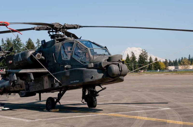 在科羅拉多州卡森堡舉行的例行訓練演習中，兩名士兵的 AH-64 阿帕契直升機墜毀，兩名士兵受輕傷，入院治療。   圖：翻攝自X帳號@MustafaBadredin