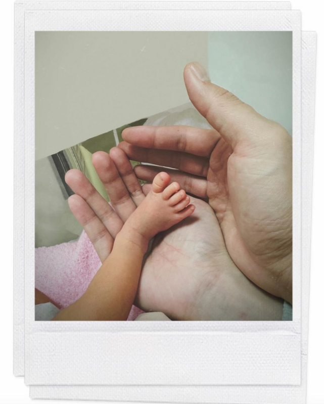 李千娜曬出孩子的腳丫照，感性表示「謝謝你來到我們的生命中」。   圖：翻攝自李千娜IG