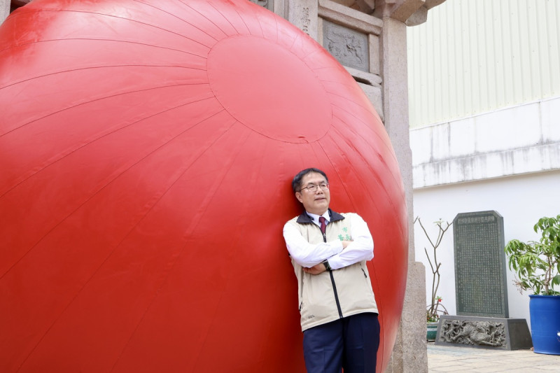 美國藝術家波希克（Kurt Perschke）發起「紅球計畫」，3月29日起連續10天在台南不同景點出現   圖：台南市政府提供