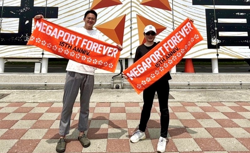 廖泰翔(左)與數位部數位產業署主秘黃雅萍(右)親自到場支持大港開唱。   圖：高雄市經發局/提供