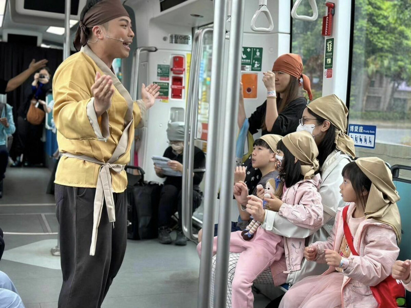 新北捷運公司也推出6歲到12歲兒童可免費兌換輕軌一日票1張的優惠活動。   圖/新北市捷運局