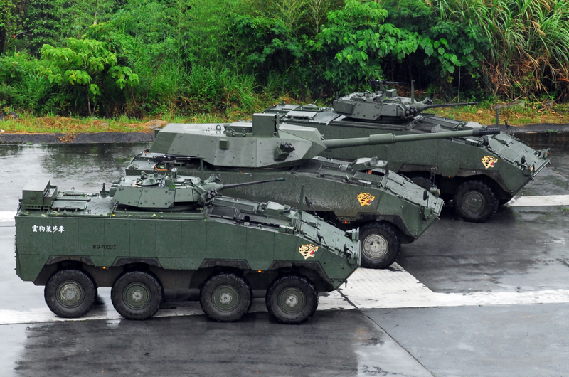 國防部證實軍備局研製105公厘戰砲車規劃建案量產。圖為三型雲豹八輪衍生型甲車進行射擊測試，中間的一輛即為105公厘輪型戰砲甲車的原型車。   圖：軍聞社提供