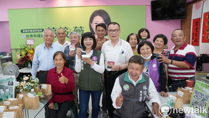 台南市議員蔡筱薇選擇在愚人節搬遷服務處，希望秉持「憨人」精神，讓「最好」的力量繼續前進，持續監督及促進台南發展。   圖：黃博郎／攝
