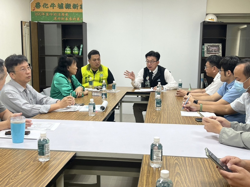 郭國文於3月28日邀集水利署及台灣自來水公司說明，重申自己會與地方居民站在一起，既然引起這麼大的疑慮，就應該重覓新址。   圖：郭國文服務處提供