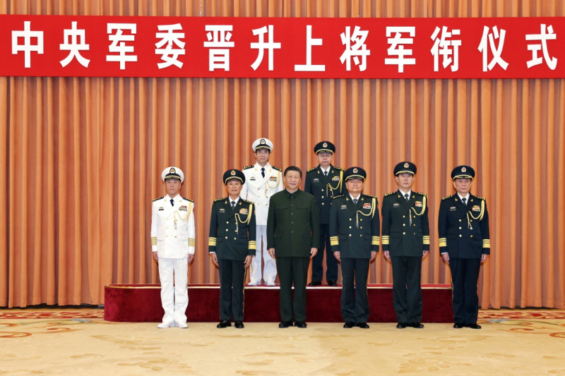 中央軍委晉升上將軍銜儀式3月28於日北京八一大樓舉行，中央軍委政法委員會書記王仁華(後排左)、國防大學校長肖天亮(後排右)晉升上將軍銜。   圖：翻攝中國國防部網
