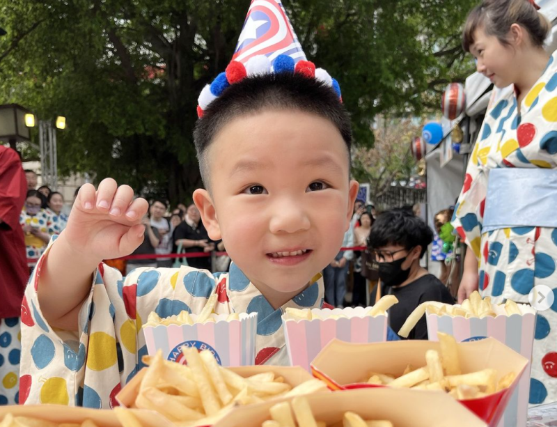 蔡波能昨日迎來4歲生日，其中蔡波能在向蠟燭許願時，表示「希望大家都平安」。   圖：翻攝自蔡波能IG