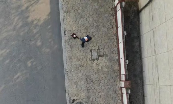 中國民用無人機拍攝的朝鮮新義州的街頭照片。   圖：翻攝自 Reddit