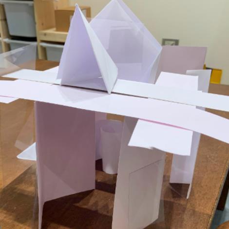 高師大跨領域藝術研究所畢業的馥馥老師以輕漂漂～搭建術，讓孩子們暸解硬度及材質建構的神奇，利用「折」紙創造出空間。   圖：台南市文化局／提供