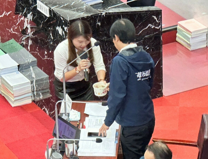 李雅靜(左)質詢前送一碗灑上胡椒粉的粿仔條給陳其邁(右)。   圖：李雅靜服務處/提供
