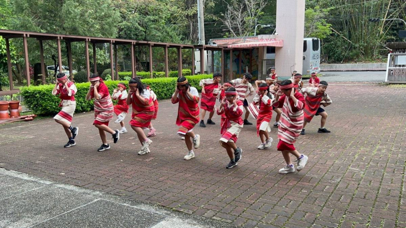 和平國小的泰雅舞蹈隊表演迎賓舞揭開序幕。   圖：和平國小/提供