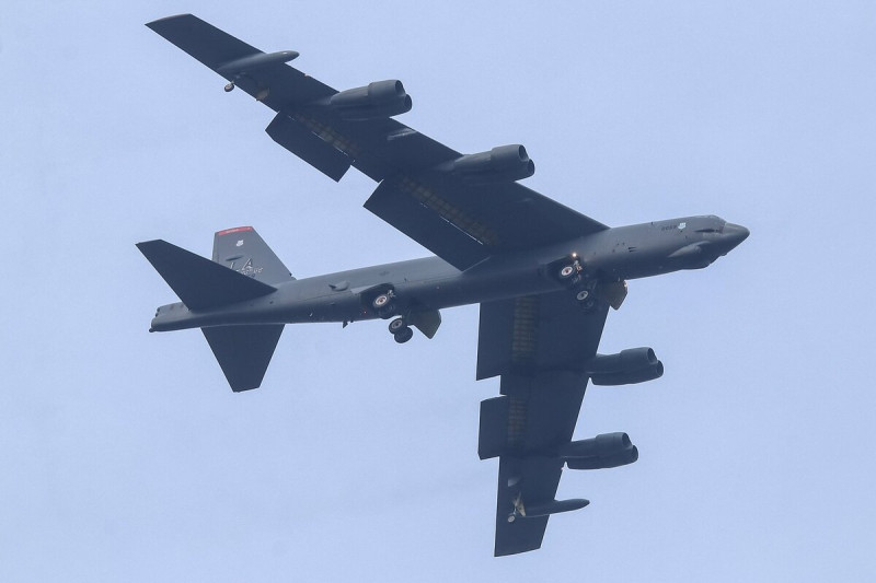 美軍B-52H戰略轟炸機2日參加韓美日聯合空中軍演後轉降日本橫田基地。   圖：翻攝「X」@KC10_GUCCI