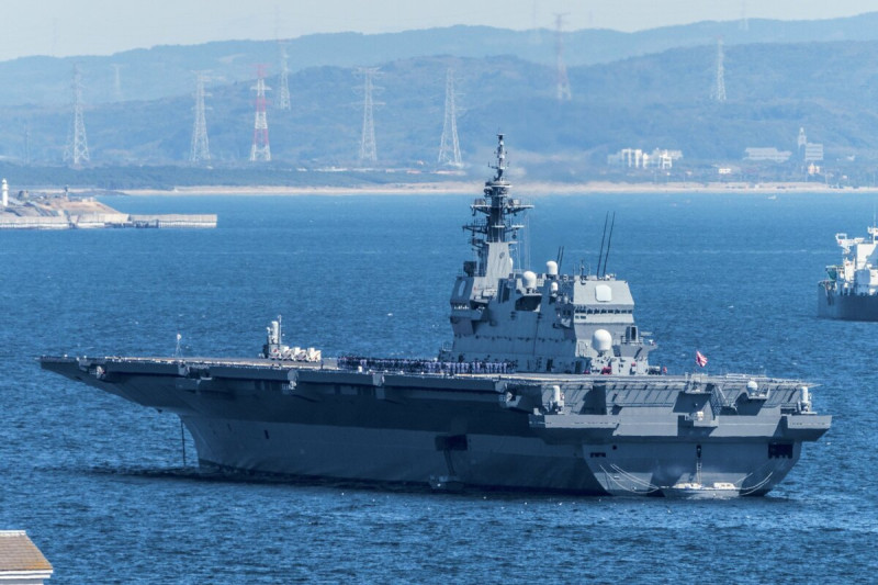 日本海上自衛隊幕僚長宣布直升機護衛艦「加賀號」改建成「事實」航艦的第一階段施工已於3月29日結束。   圖：翻攝「X」@weiqi_xiulang