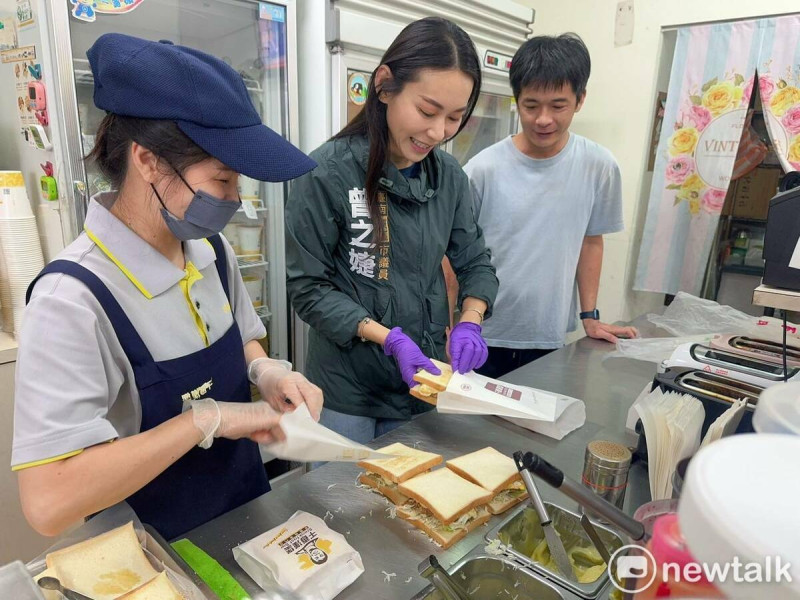 台南市議員曾之婕前往早餐店和店家一起準備愛心早餐。   圖：曾之婕服務處提供
