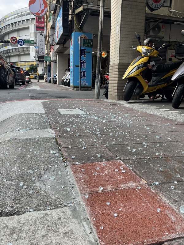 今天上午近8時，發生強烈有感地震，新北市中和區某大樓下人行道上，有建築物的玻璃震碎掉落。   圖：讀者提供