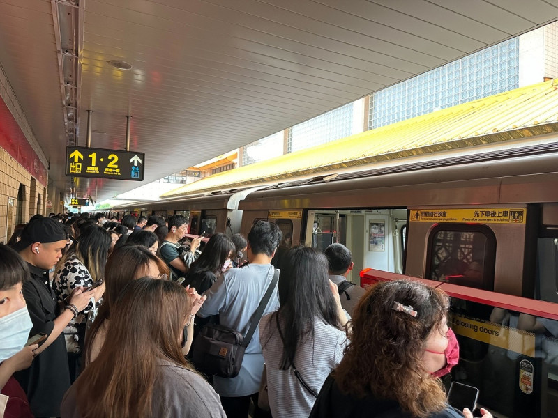 今天上午強烈地震，台北市捷運暫停行駛，月台聚集大批民眾，圖為竹圍站。   圖：讀者／提供
