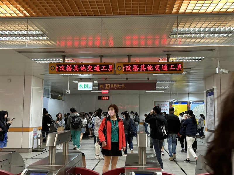 今（3）天上午7點58分發生規模7.2強震，台北捷運宣布，全線暫停營運40至60分鐘。   圖：彭素華攝