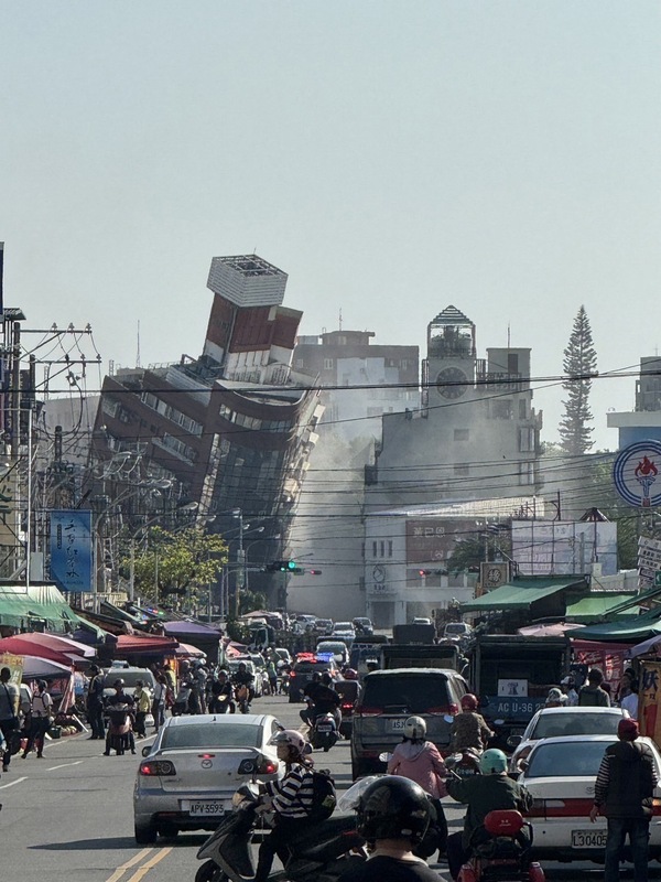 3日上午強烈地震，花蓮各地災情嚴重，建築物出現倒塌危機。   圖：讀者／提供