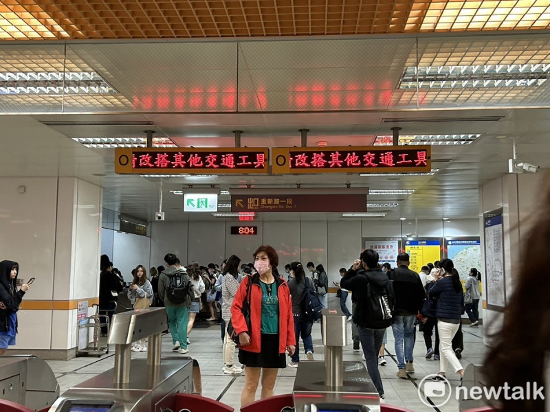  今(3)日7時59分在發生芮氏規模7.2地震，全台有感，台北捷運上午一度停駛。 圖：林岑韋／攝 