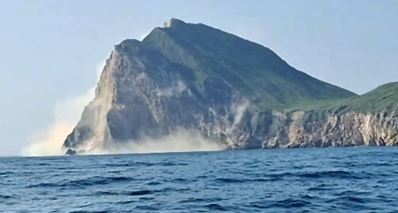 宜蘭龜山島頭稍早崩落畫面。   圖：翻攝自讀者提供影片