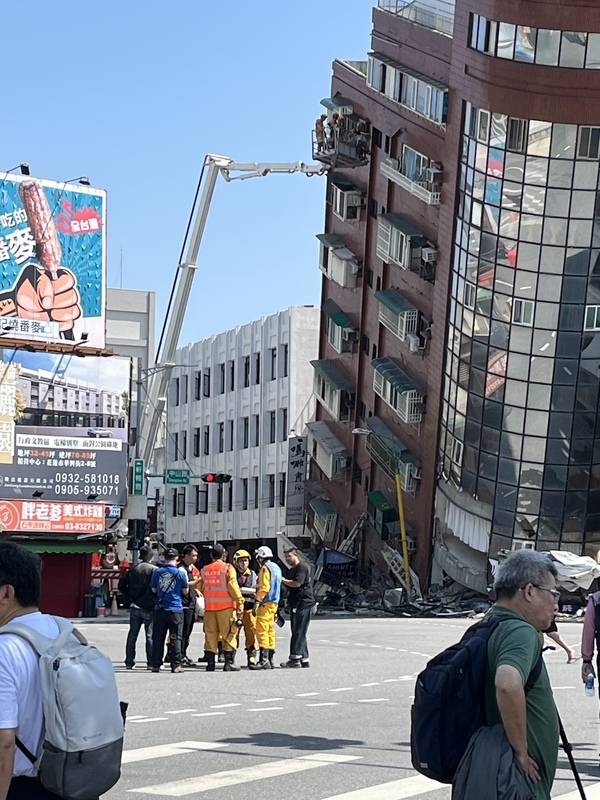 花蓮市軒轅路天王星大樓因強震嚴重傾斜。   圖：林憶君辦公室 / 提供