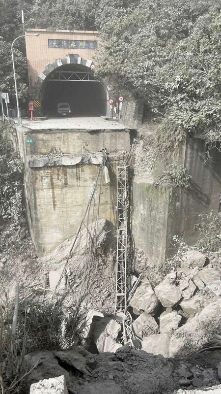 花蓮線秀林鄉大清水隧道（北方出口）路面坍塌目前雙向停止通行。   圖：翻攝自賴坤成臉書
