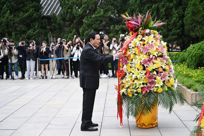 前總統馬英九今（3）日上午參訪黃花崗七十二烈士墓園，致詞時再度哽咽。   圖：馬英九基金會提供