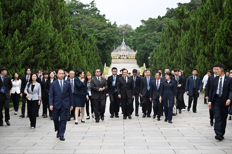 前總統馬英九今（3）日上午參訪黃花崗七十二烈士墓園。   圖：馬英九基金會提供