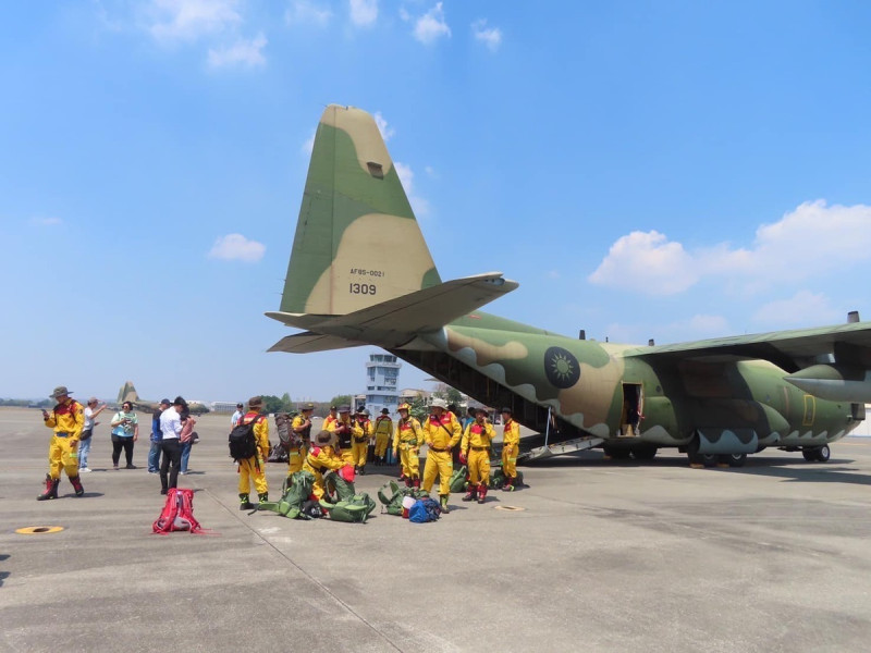 支援花蓮地震救災，空軍出動2架C-130H，載運南部3縣市60名搜救人員、5條搜救犬和近3萬磅裝備物資馳援。   圖：翻攝「臉書」國防部發言人粉絲專頁