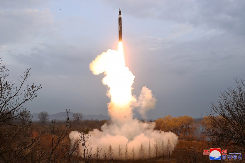 北韓在 2 日進行「火星 16 」中遠程彈道導彈的試射。   圖：翻攝朝中社