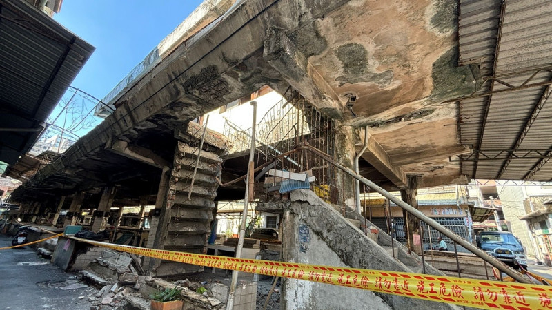 鳳山東門里廢棄市場發生坍塌，警方拉起警戒線封鎖現場。   圖:李雅靜服務處/提供