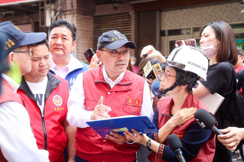 侯友宜前往現場了解震災情況。   圖：新北市政府/提供