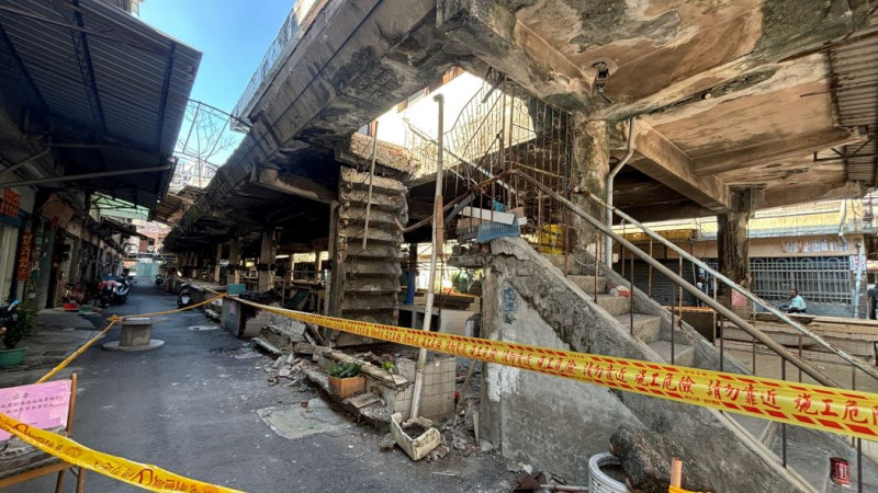 廢棄多年的鳳山東門里市場，震後出現坍塌，高市府已予折除。   圖：李雅靜服務處/提供