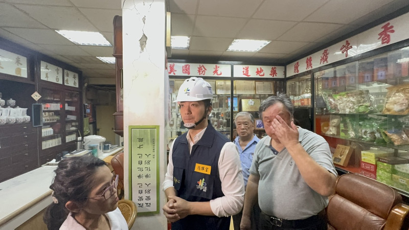 台北市長蔣萬安赴北市南機場公寓視察災後受損情況。   圖：台北市政府 / 提供