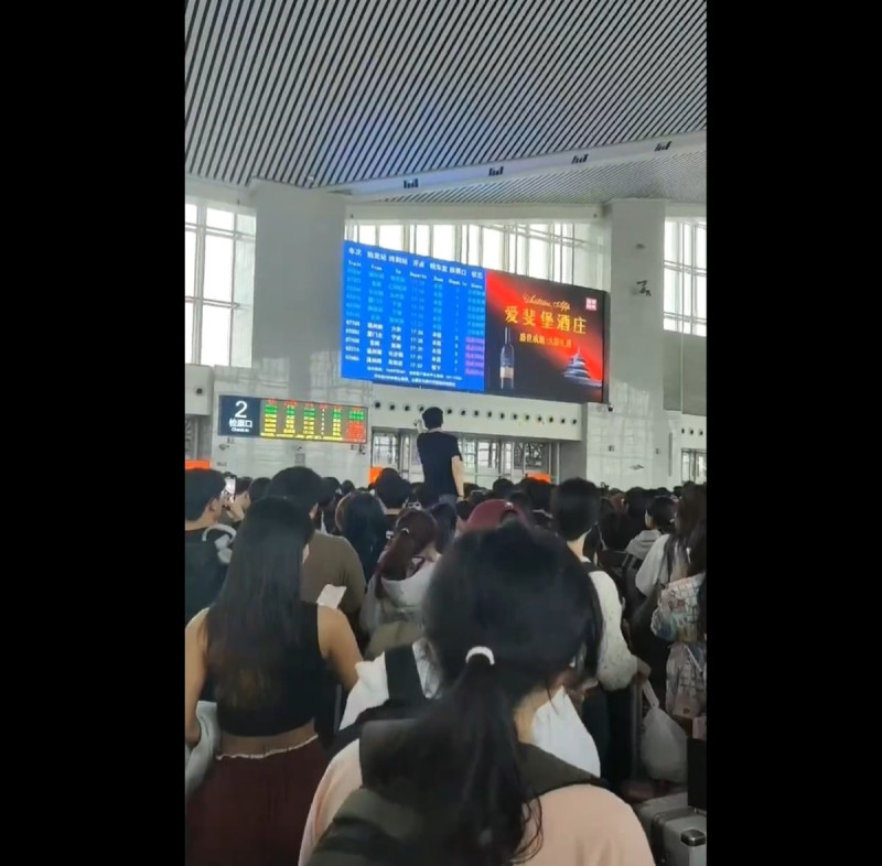 受到台灣地震影響，中國沿海的浙江、福建二省有多輛班次列車停運，溫州南站被受影響的乘客擠滿，紛紛高喊要求退票處理。   圖：擷取自 李老師不是你老師 X 帳號分享影片