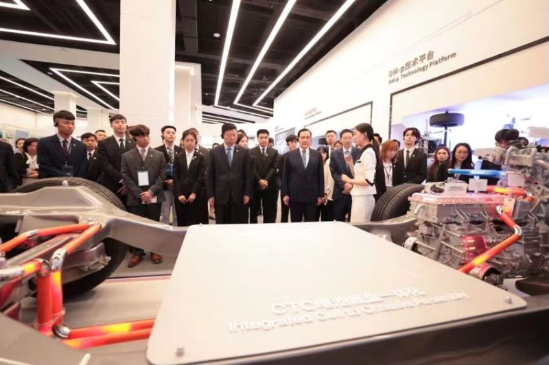 前總統馬英九在國台辦主任宋濤的陪同下，3日參觀電動車龍頭企業比亞迪公司。   圖：翻攝自 @LindaRo98127048 X 帳號