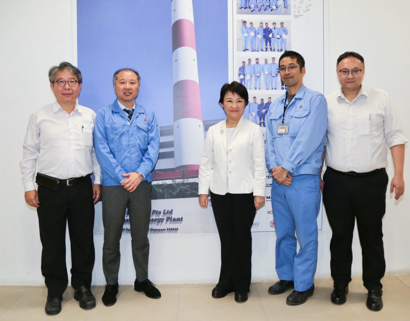 台中市長盧秀燕訪問新加坡，首站至2021年底剛運作的新加坡第6座廢棄物再生能源廠參訪。   圖：台中市政府/提供