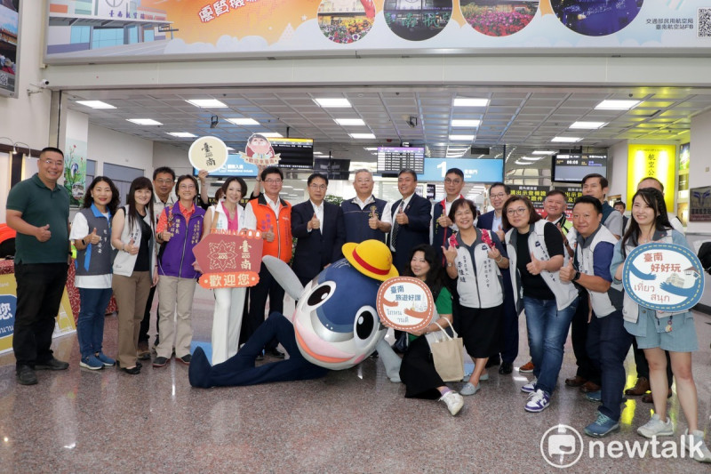 繼「臺南-仙臺」及「臺南-越南峴港」包機直航後，今日臺南航空站又迎來「臺南-泰國」包機直航，包括臺南市長黃偉哲、臺南航空站主任楊益瑞、觀光旅遊局長林國華、市議員林美燕、郭鴻儀，以及泰獅航空、臺南市旅行商業同業公會等皆派員到場，代表臺南市民迎接並致贈首航紀念迎賓禮，讓泰國來的貴賓一抵達臺南就收到滿滿的溫暖。   圖：台南市政府/提供