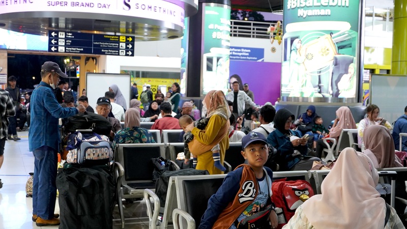 印尼開齋節假期8日開始，為避開人潮及延長假期，許多人從本週起提前返鄉，各機場、巴士站、火車站及港口湧入大量旅客。   圖 : 中央社/提供