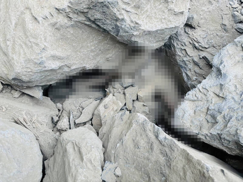 特搜隊於砂卡礑尋獲2人遭土石掩埋，均無生命跡象，目前身分仍待確認。   圖：台東特搜隊提供