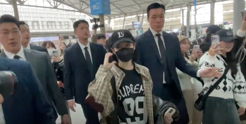今天的 IU 頂著俏麗短髮，頭戴鴨舌帽、口罩，淡妝一抹現身機場。   圖：取自YT「RNX TV Korea Ent」