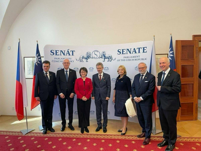 蕭美琴 3 月中旬出訪捷克，與捷克參議院議長、副議長等人進行合照。   圖：外交部/提供