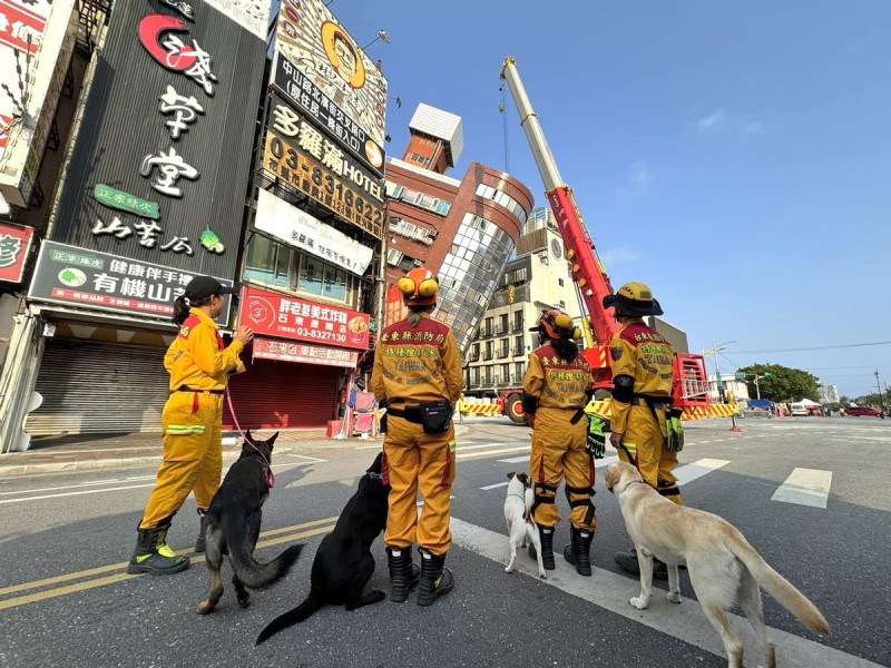 台東縣消防局也帶著搜救犬們前往花蓮協助救援行動。   圖：取自臉書「臺東犬壘打-台東縣消防局搜救犬」