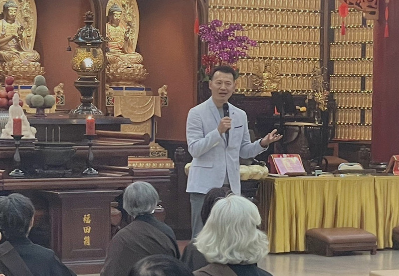 胡一虎代表家族宣布各捐10萬元給花蓮地震災民及新建中的高雄佛教堂。 圖:孫家銘攝