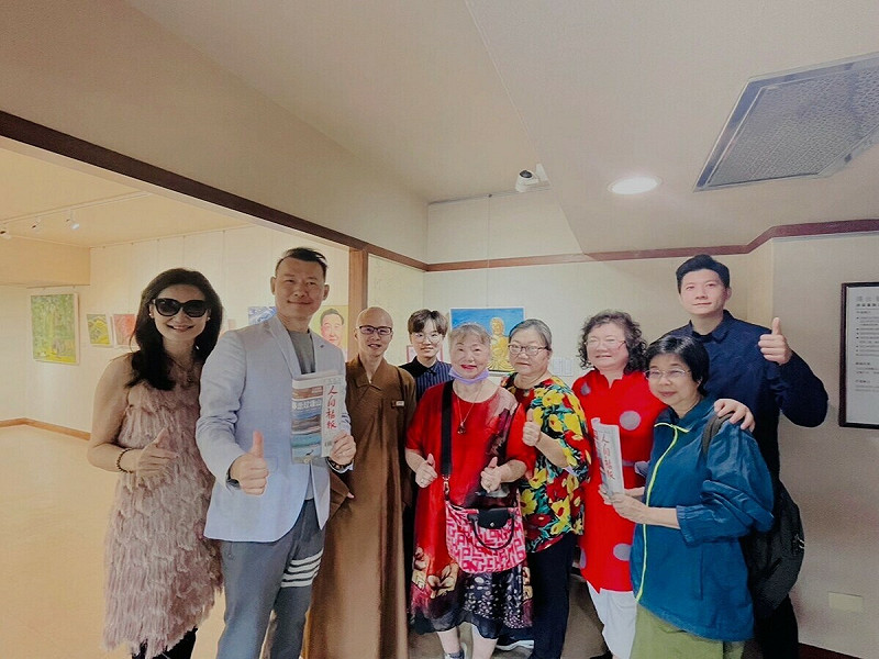 胡家與南華大學終身學習學院院長釋知賢(左三)、佛光人教師分會會長宋滌姬 (前排右一)。 圖:孫家銘攝