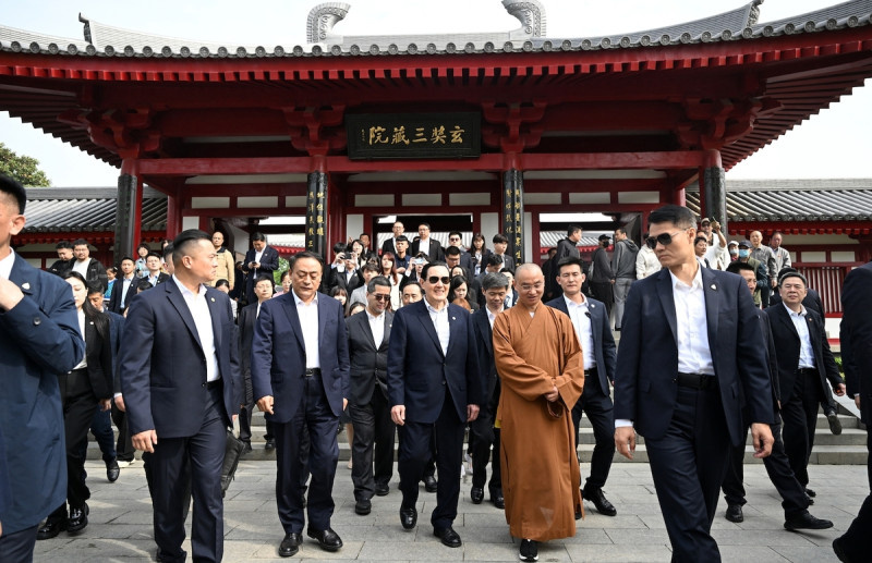 前總統馬英九率團赴中國訪問，行程進入第 7 天。今（7）日上午他先是參觀陝西歷史博物館，而後前往大慈恩寺看著名大雁塔。   圖：馬英九基金會提供