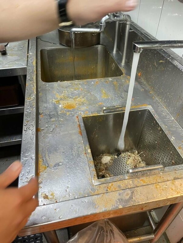 北市衛生局派員稽查後，發現「嚮辣」部分食材沒有提供來源憑證，且存在廚餘區台面髒汙等缺失，要求明（8）日前改善，否則將處6萬到2億元罰鍰。   圖：台北市衛生局提供