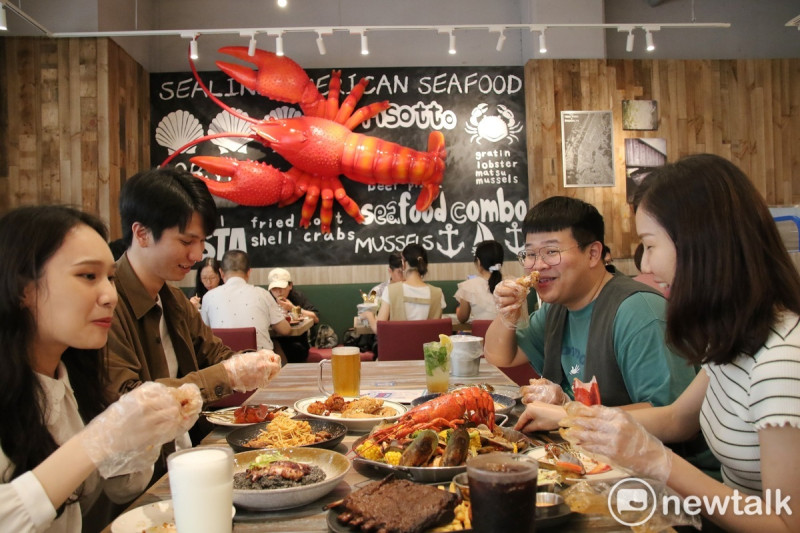 莫凡彼餐飲集團不惜成本打造台中限定特色店，以美式海港風為主題，營造如同在濱海用餐的輕鬆氛圍。   圖：唐復年/攝