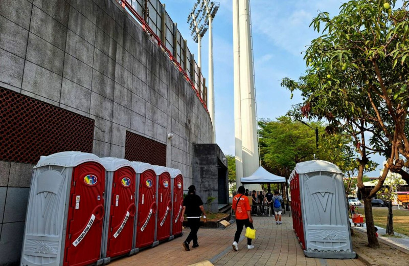 高市府貼心為場外等候入場球迷準備流動廁所。   圖：高雄市運發局/提供