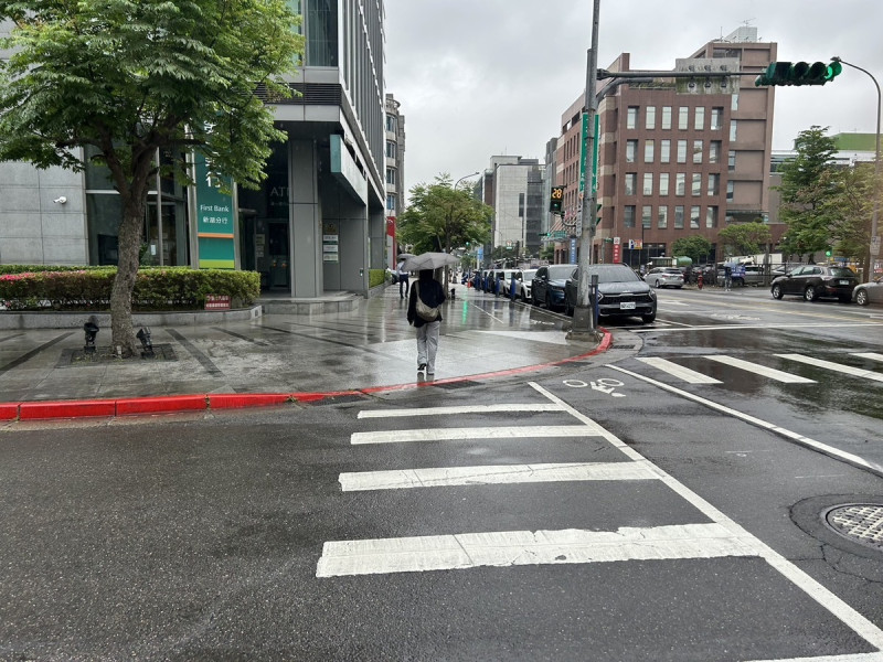 今(12)日上午鋒面接近，各地大多為多雲到晴，馬祖有局部短暫陣雨，高溫可以到30度以上。   圖：林岑韋／攝