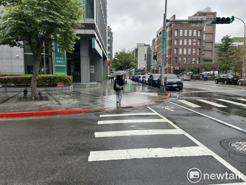 今（4）天由於東北季風增強，北部及東半部地區降雨逐漸增多。（風雨示意圖）   圖：林岑韋／攝